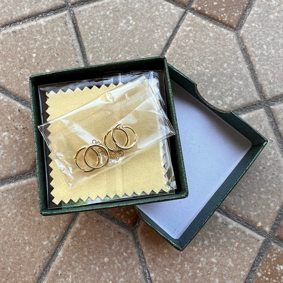 NWT Set of two dual piercing chain huggie hoop earrings - Picture 5 of 5